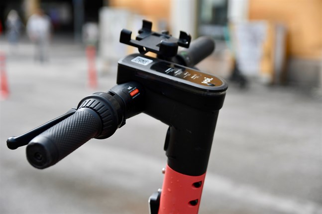 När dagarna blir kortare ska man kolla att lampor och reflex är i skick på cykeln eller elsparkcykeln. Det är de oftast på hyrsparkcyklarna, noterar Polisinrättningen i Sydvästra Finland.