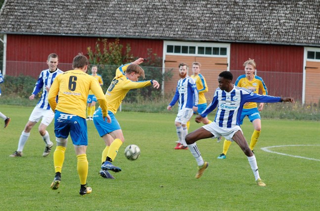 Casper Byggnings, här med boll, var nära att näta efter denna situation. På bild också Petter Rausk, Lukas Sigg, Elias Enlund och Simon Storgeust.