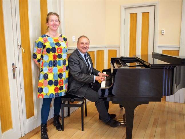 Att lördagens konserter med Zsolnay Zsolt blir i just Svenska Gården beror på pianot som står där, säger kultursekreterare Marja-Leena Hyytinen.