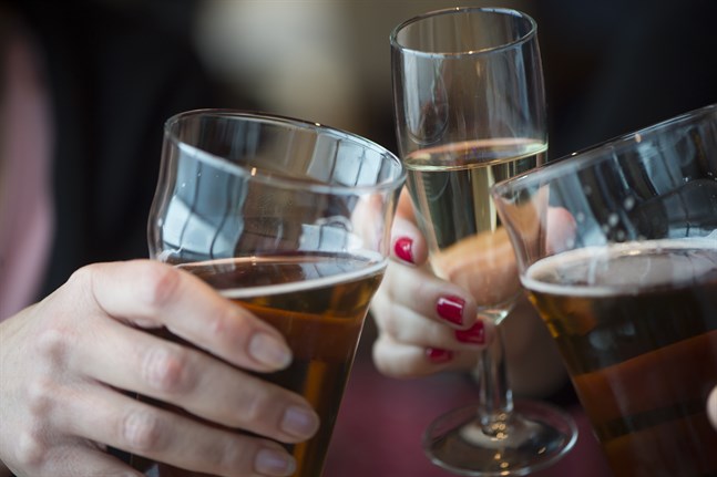Synen på att dricka alkohol på vardagar blir alltmer tillåtande.