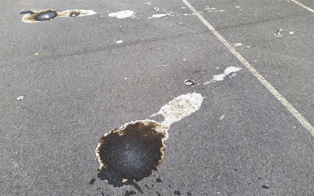 Fenomenet med att spränga så kallade flaskbomber förekommer även bland barn och unga i Sydösterbotten. Så här kan det se ut efteråt.