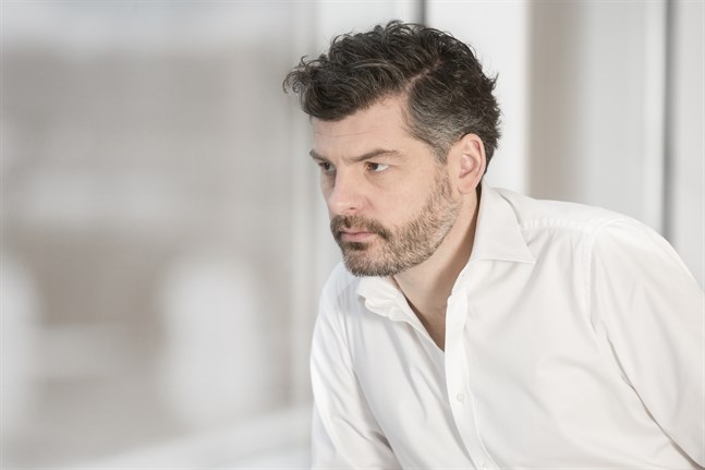 Dirigenten Johannes Gustavsson har samarbetat med Mellersta Österbottens Kammarorkester tidigare och fungerade som en av orkesterns fyra kapellmästare 2009–2013.