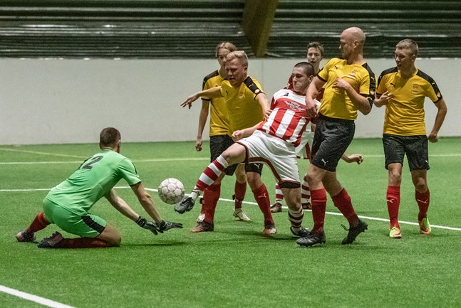 Tät kamp framför Pedersöre FF:s mål som vaktas av Johan Grannas. Det är GBK:s Robert Masumi, omringad av Daniel Wik och Teemu Lillrank som försöker göra mål för hemmalaget.