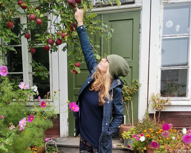 Maria Österåker kommer delta i #dagenshållbarhetsoutfit. På bilden är hon klädd i en jacka för fem euro, ribbstickad mörkblå tröja för en euro, blommiga tights för en euro och skor för två euro. Mössan har minst 15 år på nacken.