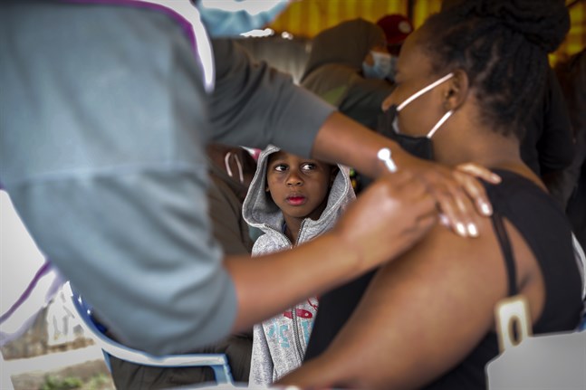 En kvinna i Kenya får en dos covidvaccin från Astra Zeneca som donerats av Storbritannien. Bilden togs i augusti.