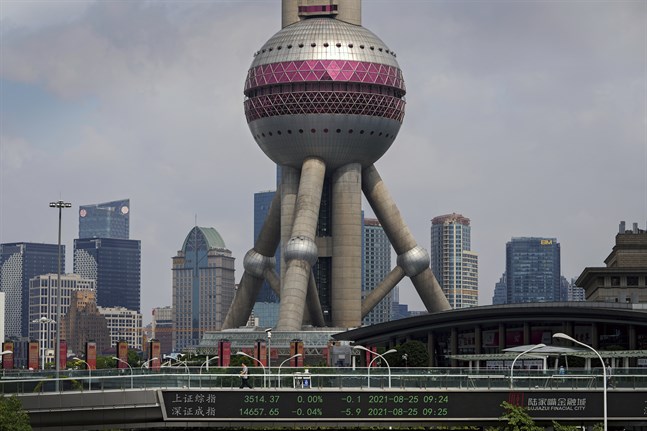 Kurserna på de kinesiska börserna i Shanghai och Shenzhen visas på en gångbro i Shanghai. Arkivbild.