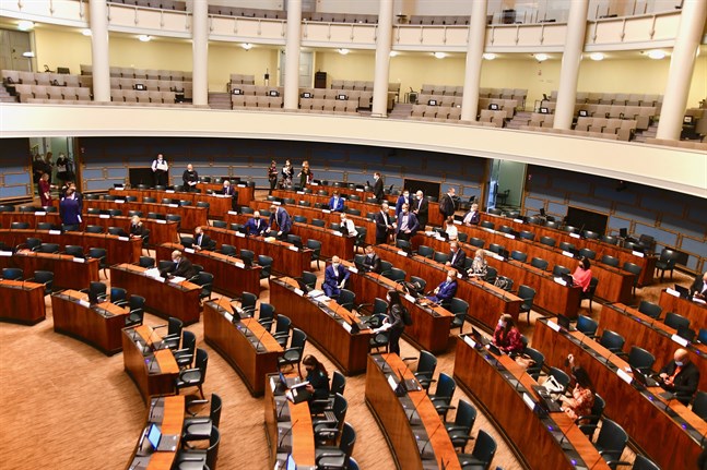 Remissdebatten om coronaintyget sprängde skiljelinjen mellan regeringspartier och oppositionen på onsdagen.