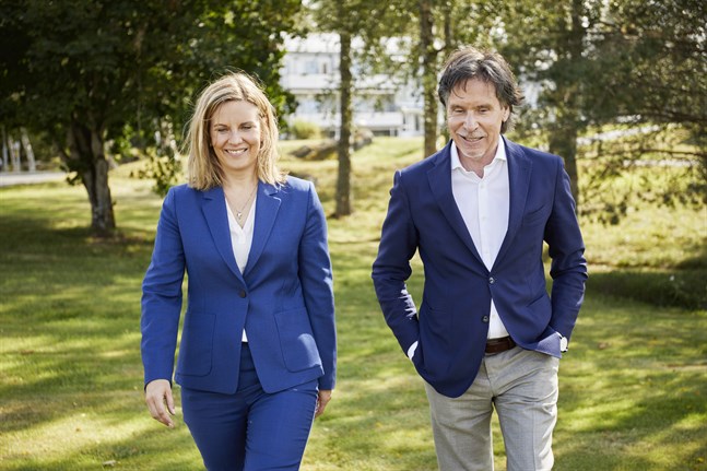 Suvi Markko, vd på Dermoshop, och Henry Backlund, grundare och styrelseordförande, är glada över det fina priset.