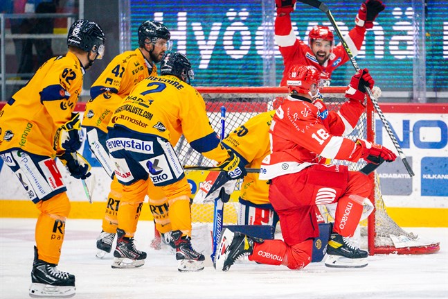 Svenska nyförvärven Henrik Eriksson och Axel Holmström firar segermålet, 1–0.