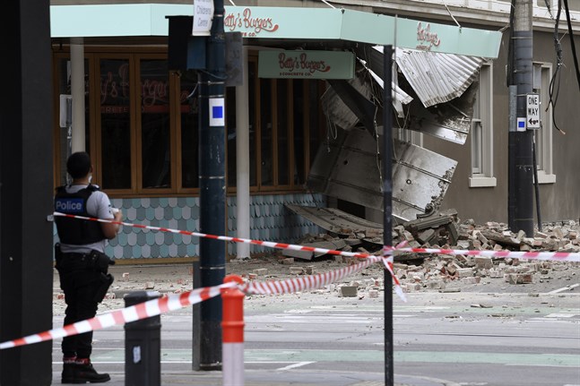 En korsning i storstaden Melbourne, i den australiska delstaten Victoria, har spärrats av sedan delar av en byggnad rasat.