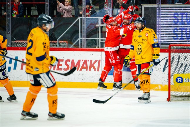 Sebastian Stålberg (till vänster) satte 4–0 i numerärt underläge, framspelad av Shaun Heshka.
