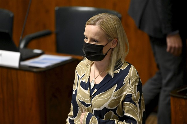Sannfinländarnas Riikka Purra deltog i kritiken av coronapasset under riksdagens frågetimme.