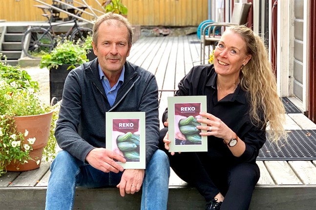 Rykande färsk från tryckeriet. Thomas Snellman och Sonja Finholm har jobbat med Rekohistoriken cirka ett år.