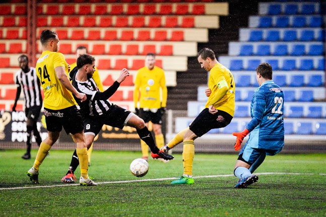 FC Kiistos målvakt Teemu Kulmala stod för några riktiga paradräddningar mot VPS Akatemia.