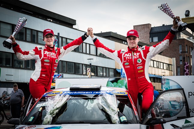 Reeta Hämäläinen och Emil Lindholm jublar efter segern i Seinäjokirally i juni.