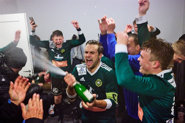 Vi gjorde det! ropar lagkaptenen Ludwig Siegfrids innan korken flyger av flaskan.