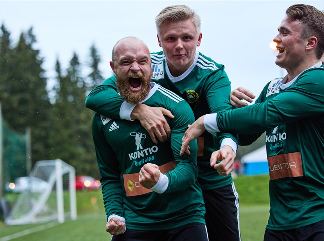 Daniel Geisor, Tobias Björkqvist och Hugo Back firar Geisors 0–2-mål.