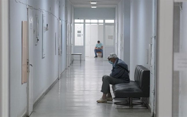 Män i en sjukhuskorridor i Veliko Tarnovo i Bulgarien. Antalet döda i covid-19 i landet stiger nu kraftigt.