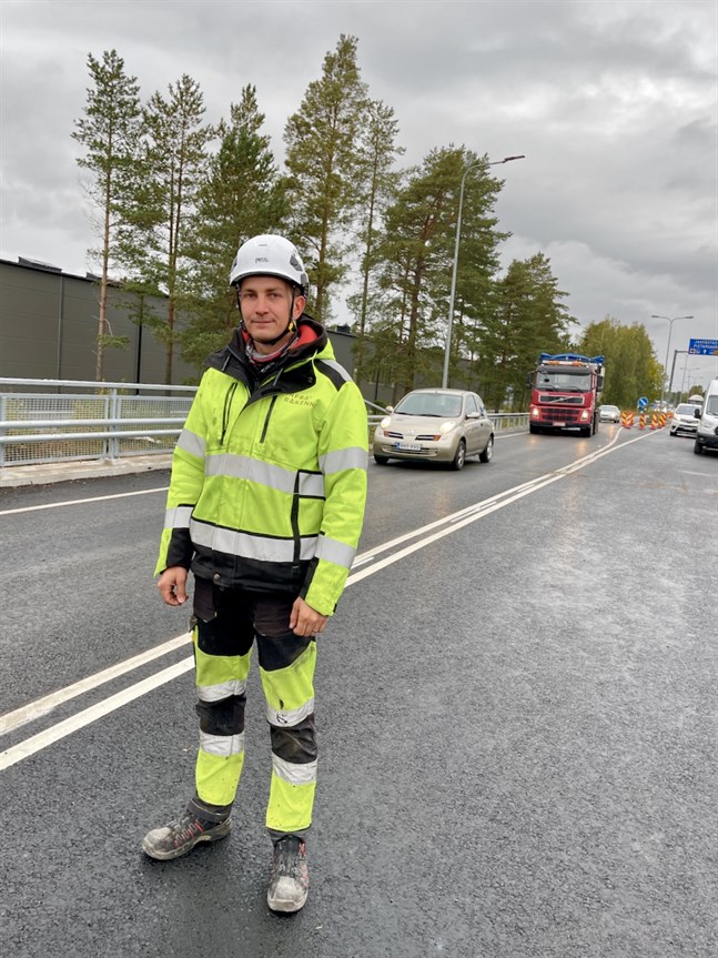 Arbetsledare Herman Kenkkilä är nöjd med slutresultatet av den nybyggda bron.