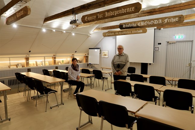 May-Britt Audas och Håkan Nylund i det nya konferensrummet uppe på tredje våningen vid Tottesunds herrgård. Längs väggarna finns också en utställning av Finlands historia.