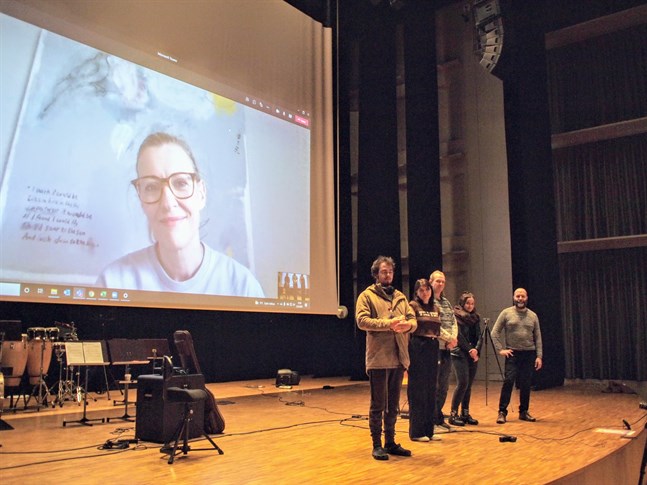 Musikstuderande Christoffer Linde, Hanna Lång, Kristo Salminen, Alva Vik och kapellmästare Marcus Söderström. I oktober uppträder de tillsammans med Ida Sand (på skärmen) i Schaumansalen.