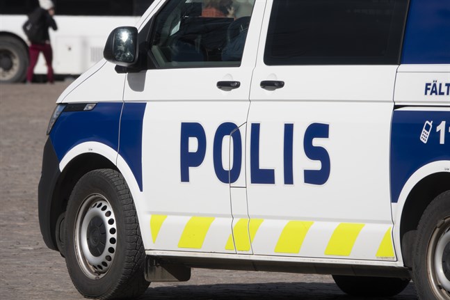 Polisen utreder ett fall i Nokia där en person försökte begå självmord genom att frontalkrocka med ett fordon.