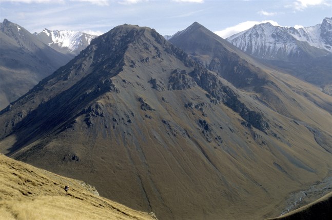 Elbrus ligger i bergskedjan Kaukasus vid den ryska gränsen till Georgien. Arkivbild på bergskedjan.