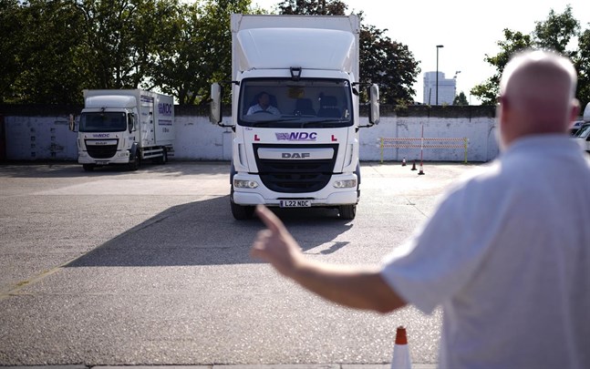 Fler grupper än vita män behöver köra lastbil, enligt Storbritanniens transportminister Grant Shapps.