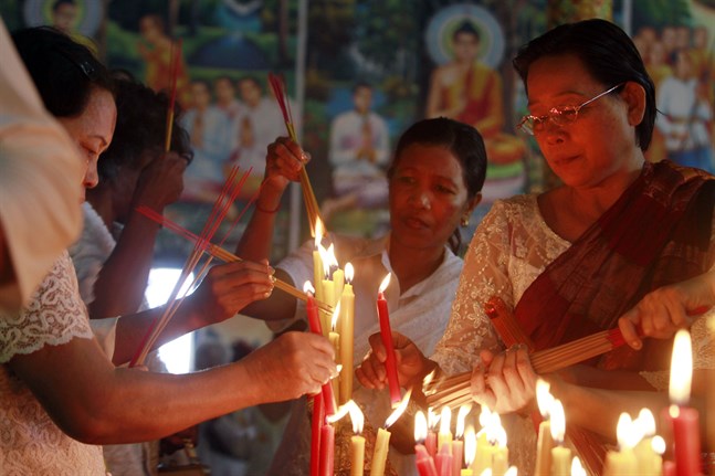 Buddhister i Kambodja brukar hedrar sina döda med en festival som nu tvingas avslutas i förtid.