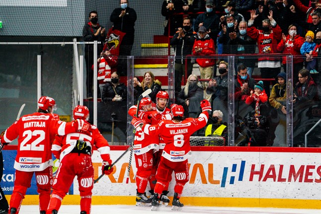 Olavi Vauhkonen, andra från höger, är tillbaka i spel i kväll. Vauhkonen har 3+3=6 poäng på sju matcher som saldo så här långt.