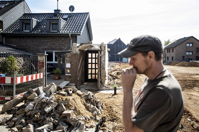 Timo Groten i förödelsen utanför sitt hus efter översvämningen i juli.