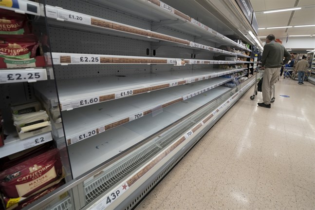 Tomt på hyllorna i en av Tescos butiker i Manchester efter att leveranser uteblivit.