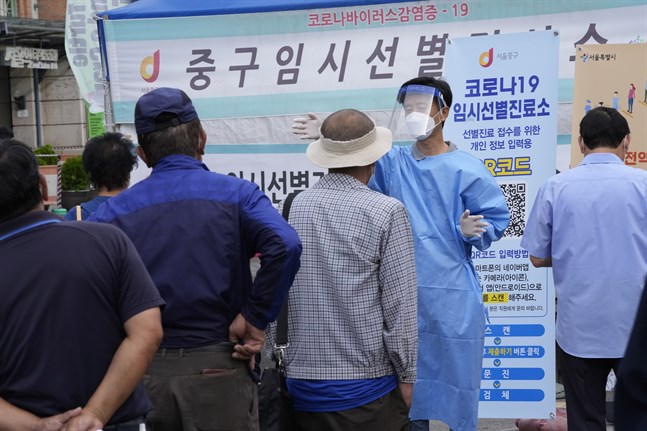 Människor köar för att ta covidtest i Sydkoreas huvudstad Seoul.