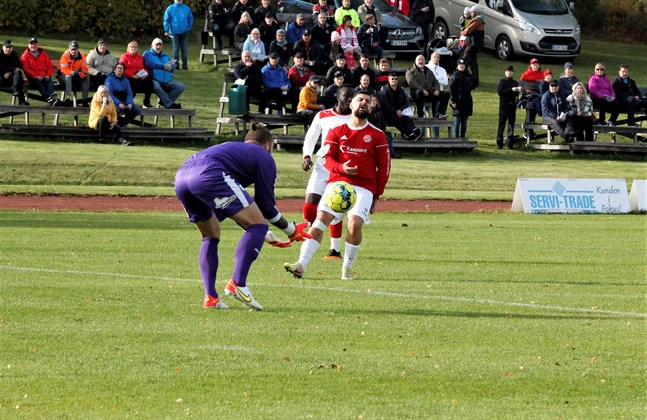 Det skapades målchanser åt båda hållen då Kikken och Sporting möttes. Här hinner Sportings målvakt Jordan Hadden före Kikkens Bekir Kadic på en boll.