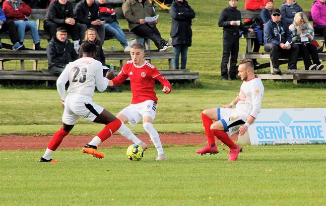 Sportings Antou Badjan och Sifet Becic kämpar mot Kikkens Amir Kalabic.