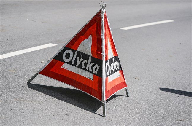 En buss med ett tjugotal passagerare har glidit av vägen.