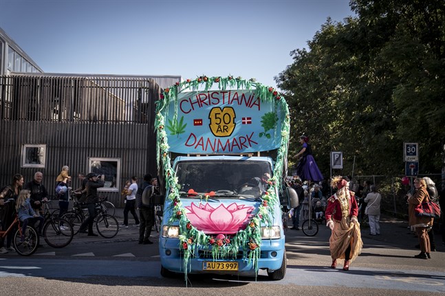 En parad gick genom Köpenhamn i onsdags för att uppmärksamma Christianias 50-årsjubileum. Den 26 september 1971 utropades området till fristad. Arkivbild.