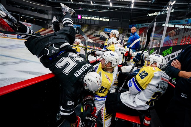 Det blev en del fysiskt spel i derbyt. Här tacklar Eemeli Masanen ut Victor Engman i båset.