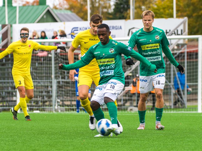 Kristian Andersen i KPV täcker bollen med Severi Kähkönen i bakgrunden i matchen mot Jippo.