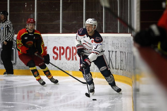 Jens Östman (nummer 8) höll lekstuga med motståndarna när hans Highsticks HT utklassade Kronan II, här representerat av Roope Stenfors.