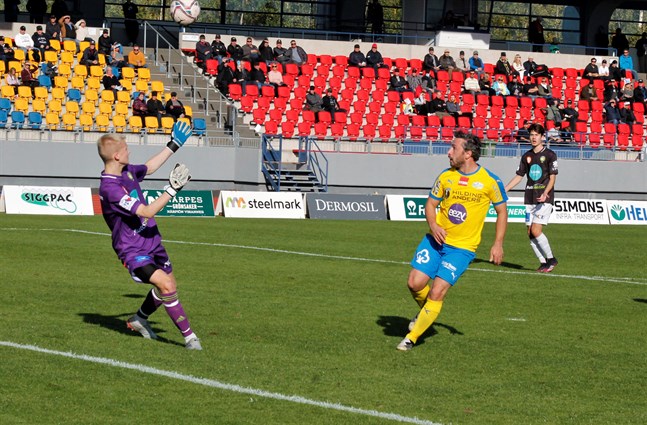 Kraft skapade målchanser på löpande band mot JBK. Här är det Kakhaber Samsonia som lobbar bollen i nät, men målet döms bort för offside.