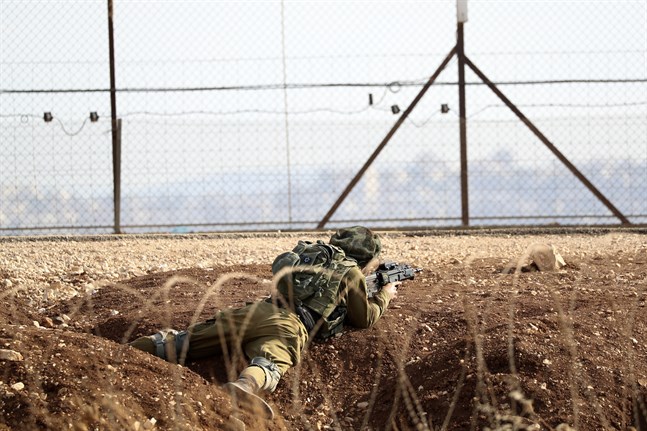 En israelisk soldat vid gränsen mot Västbanken, nära Jenin.