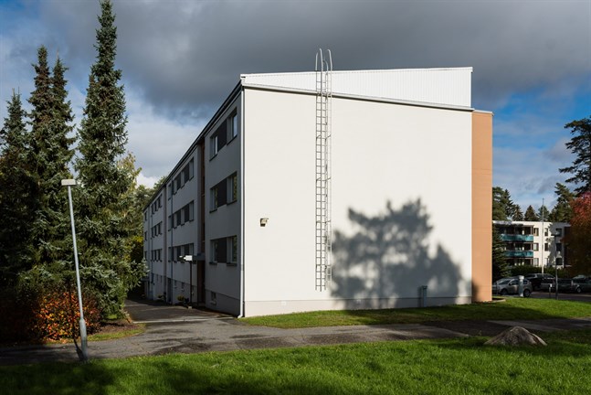 På gården utanför ett bostadshus i Kettumäki stadsdel i Tavastehus inträffade en skottlossning på fredagkväll där två personer skadades.