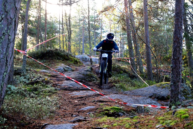 Det gäller att hålla tungan rätt i mun då man åker ner för Öjberget genom skogen. Heikki Korpi kan sin sak.