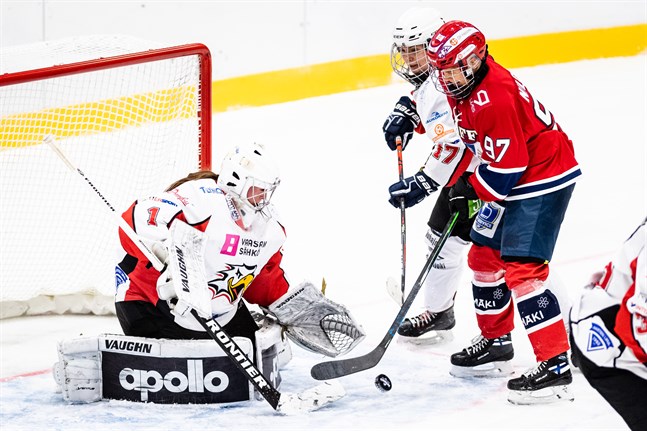 Susanna Kupari försöker störa medan HIFK-yttern Matilda Nilsson forcerar mot Oona Mäki. Sports målvakt antecknades för 56 räddningar i Helsingfors.