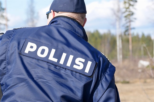 Både polisen och daghemsbarn har hittar flaskbomber ute i naturen.
