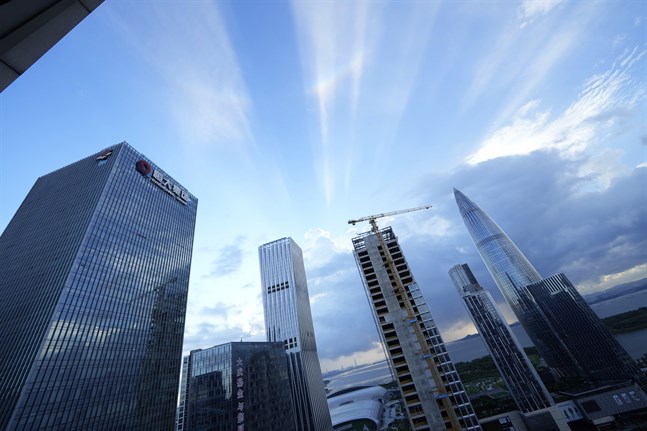 Den kinesiska fastighetsjätten Evergrandes huvudkontor i Shenzhen, företagets vidare öde påverkar de asiatiska börserna. Bild från förra veckan.