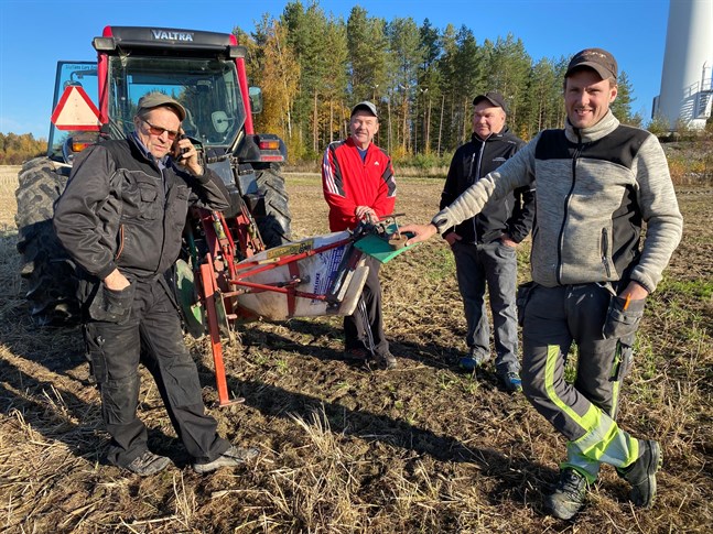 På tisdag inledde Lars Erik Staffans, Dan Norrgård, Gösta Lindholm och Tom Renlund de praktiska förberedelserna inför plöjnings-FM som startar på fredag, då även de Finlandssvenska mästerskapen i traktorprecision avgörs i Pensala.