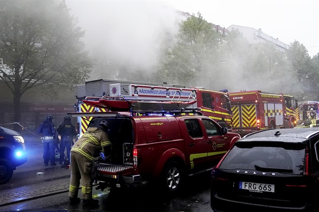 Explosionen och bränderna har lett till en kraftig rökutveckling.