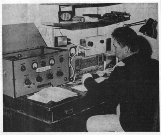 Ben Nyberg i Närpes är intresserad radioamatör. Här ses han vid sin station OH 6PA, med vilken han redan fått kontakt med radioamatörer i 14 olika länder.